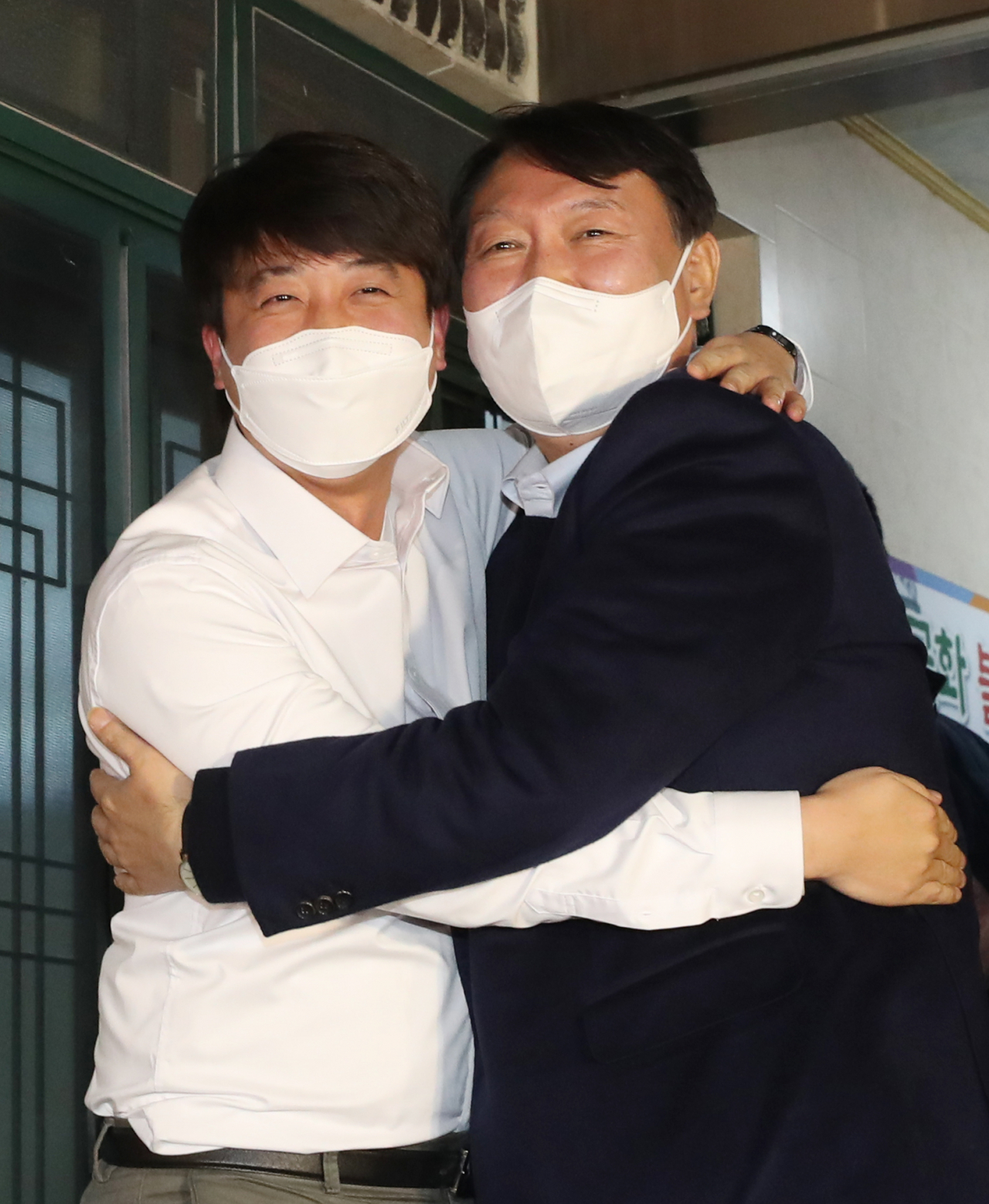 윤석열 국민의힘 대선 후보와 이준석 대표가 3일 오후 울산시 울주군 한 식당에서 만찬 회동 후 포옹하고 있다. [연합]