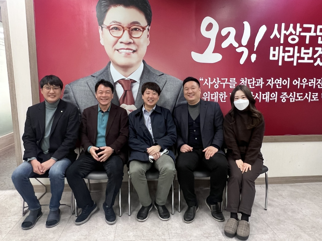 이준석 국민의힘 대표가 1일 오전 장제원 의원 지역구인 부산 사상구 당원협의회 사무실을 방문하고 있다. [연합]