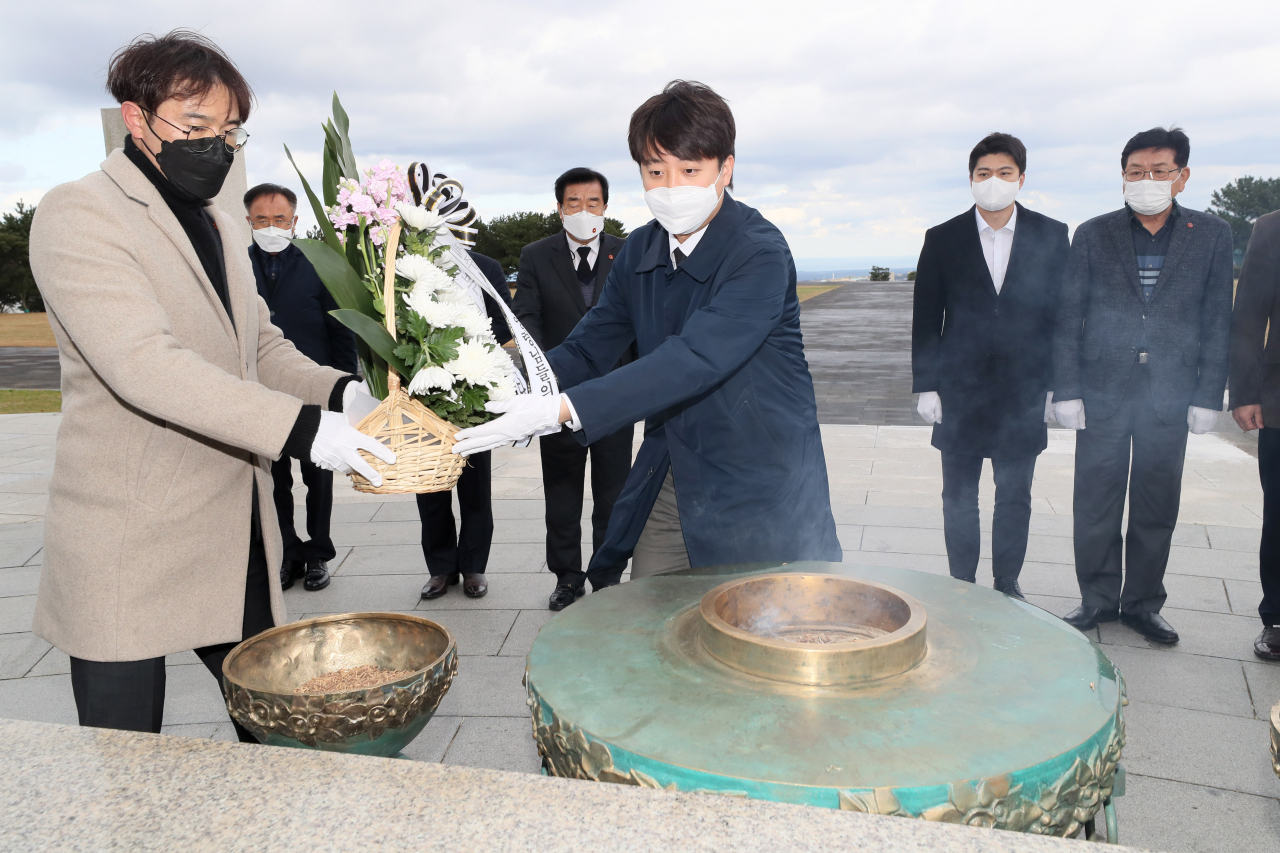 이준석 국민의힘 대표가 2일 오후 제주시 봉개동 4·3평화공원을 찾아 참배하고 있다. [연합]