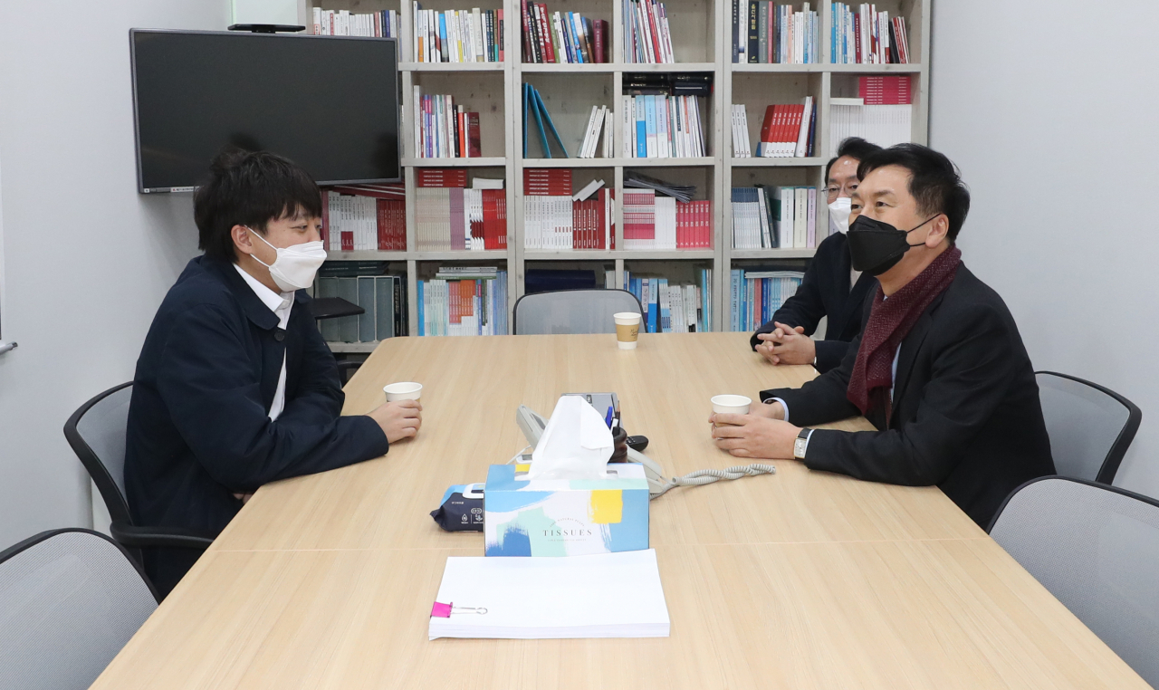 이준석 국민의힘 대표와 김기현 원내대표가 3일 오후 울산시당에서 만나 대화하고 있다. [연합]