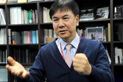 뷰웍스 김후식 대표가 경기 안양 본사에서 새로 개발한 라만 분광기술 기반 광학검사장비에 대해 설명하고 있다. [회사 제공]