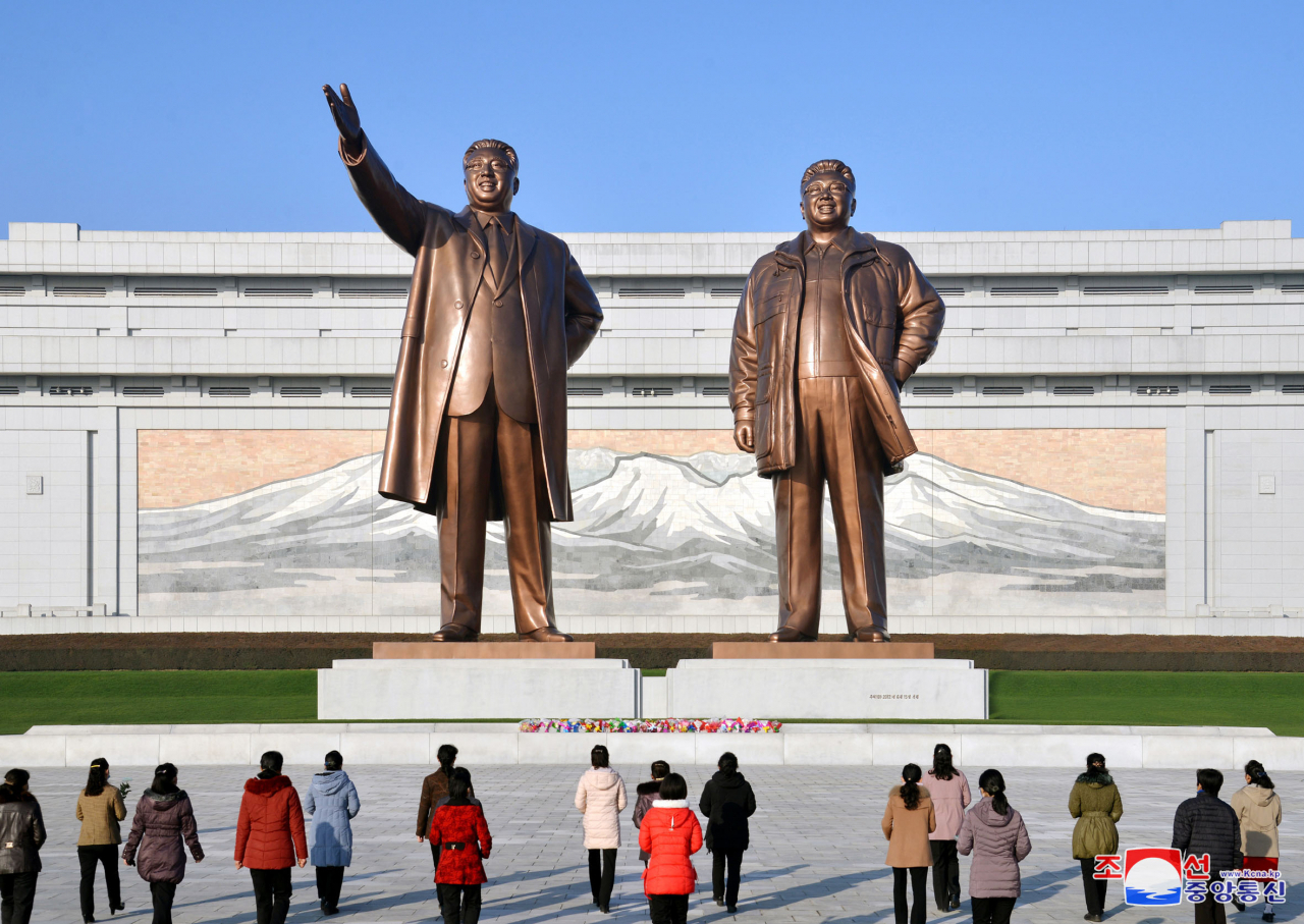 평양 만수대 언덕 김일성·김정일 동상 헌화하는 북한 주민들. [국내에서만 사용가능. 재배포 금지·연합]