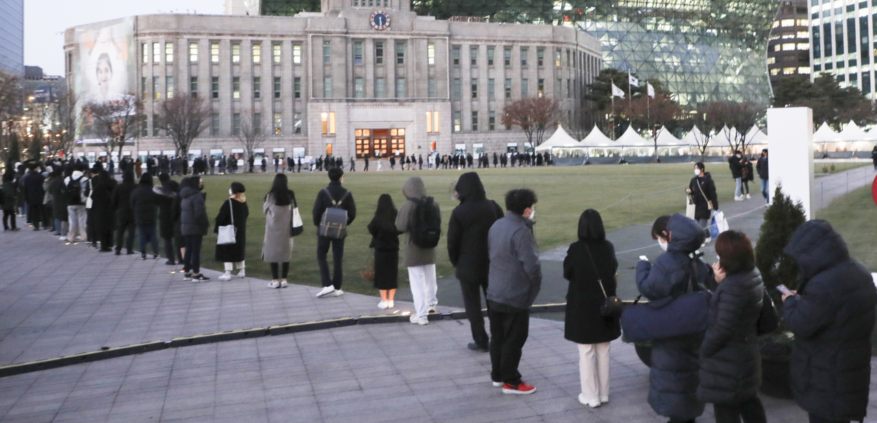 정부가 청소년에게도 ‘방역패스’를 확대 적용하는 등의 방역대책을 내놓은 지난 3일 저녁 서울 중구 서울광장 신종 코로나바이러스 감염증(코로나19) 선별진료소에서 시민들이 검사를 기다리고 있다. [연합]