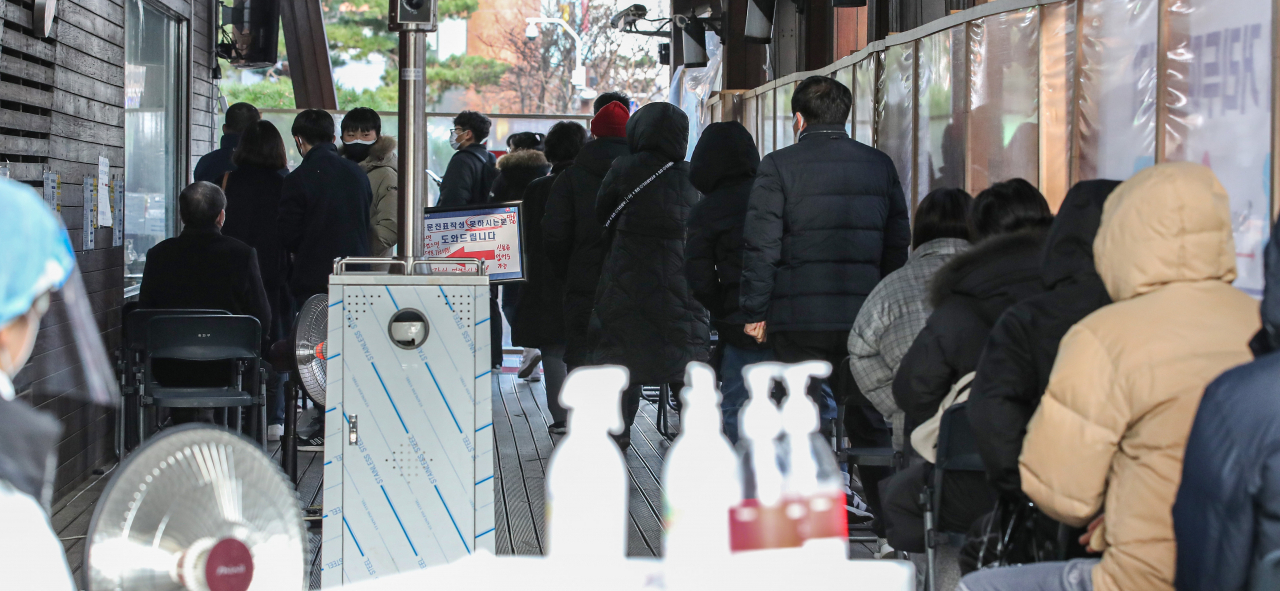 신종 코로나바이러스 감염증(코로나19) 신규 확진이 5천352명, 사망자 70명으로 역대 최다를 기록한 4일 오전, 서울 송파구 송파보건소 코로나19 선별진료소 인근 인도가 검사를 받으려는 시민들로 가득 차 있다. [연합]