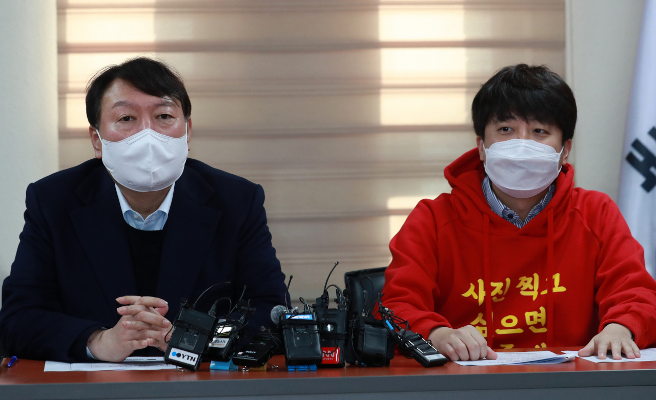 국민의힘 윤석열 대선후보와 이준석 대표가 4일 오전 부산 수영구 부산시당에서 열린 선거대책회의에 함께 참석해 발언하고 있다. 윤 후보와 이 대표는 이날 함께 부산에서 공동 선거운동을 펼친다. [연합]