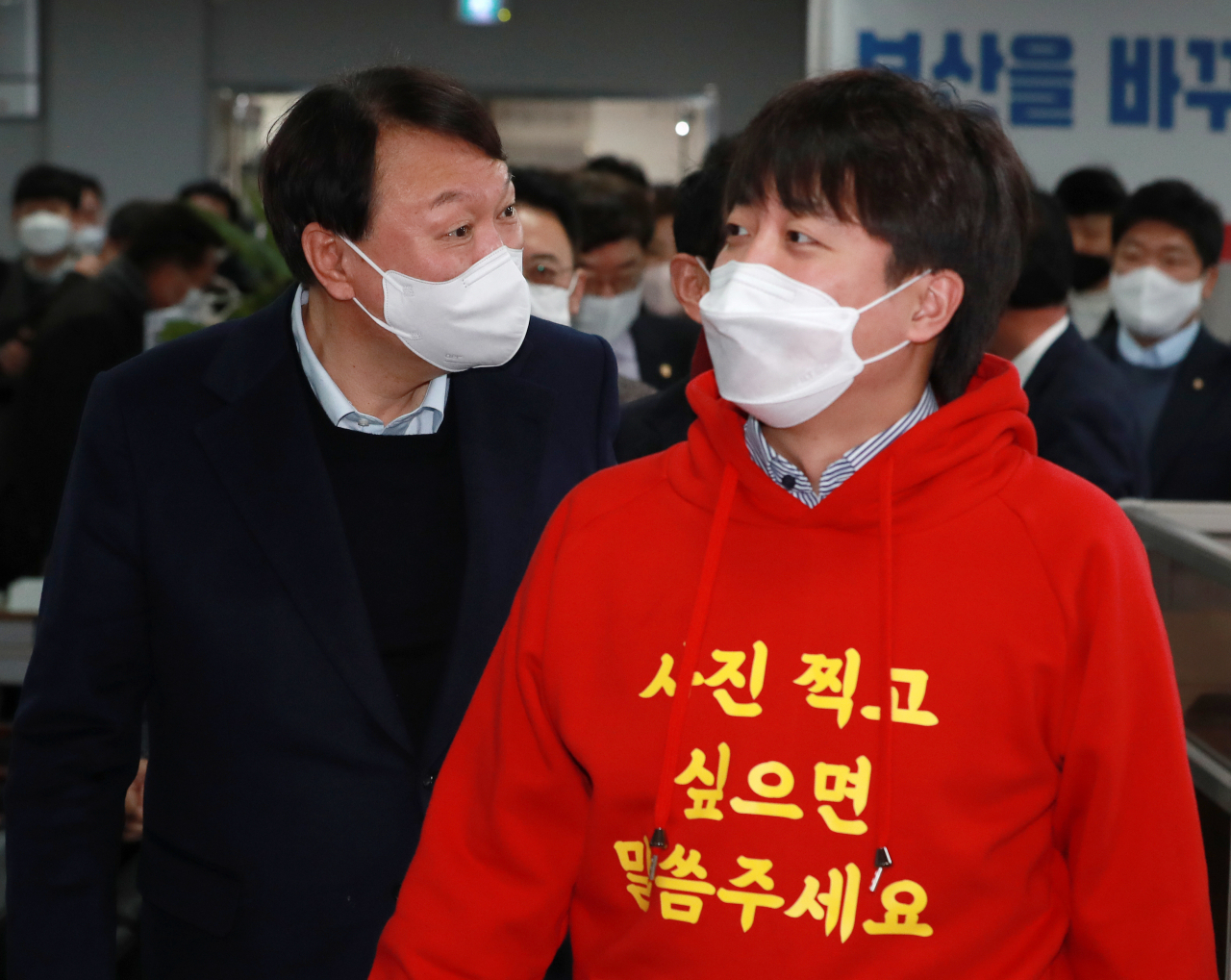 윤석열 국민의힘 대선후보와 이준석 대표가 4일 오전 부산 수영구 부산시당에서 열린 선거대책회의에 함께 참석하고 있다. 윤 후보와 이 대표는 이날 함께 부산에서 공동 선거운동을 펼친다. [연합]