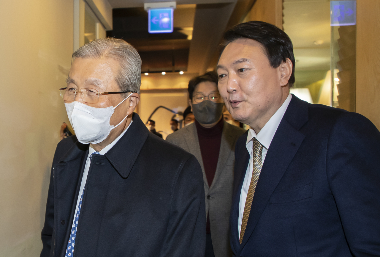 김종인 전 국민의힘 비상대책위원장이 4일 윤석열 대선 후보의 총괄선대위원장직을 수락했다고 밝혔다. 사진은 지난달 24일 윤석열 후보와 김종인 전 비상대책위원장이 만찬 회동을 위해 서울 한 식당으로 들어가는 모습. [연합]