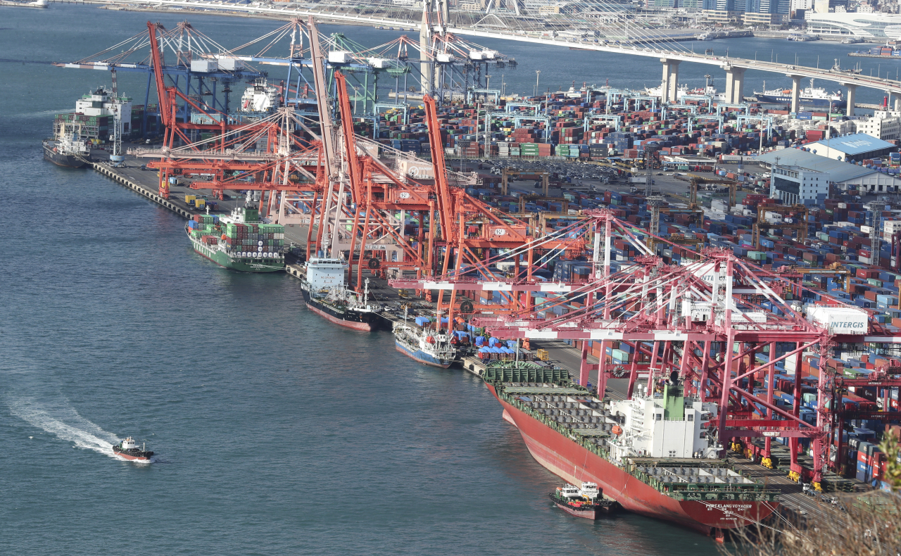우리 기업이 아세안 회원국으로 수출할 때 원산지증명서 원본이 아닌 사본을 제출해도 한·아세안 자유무역협정(FTA) 특혜관세를 적용받을 수 있게 됐다. 사진은 부산항 감만부두에서 컨테이너 하역작업을 진행하는 모습. [연합]