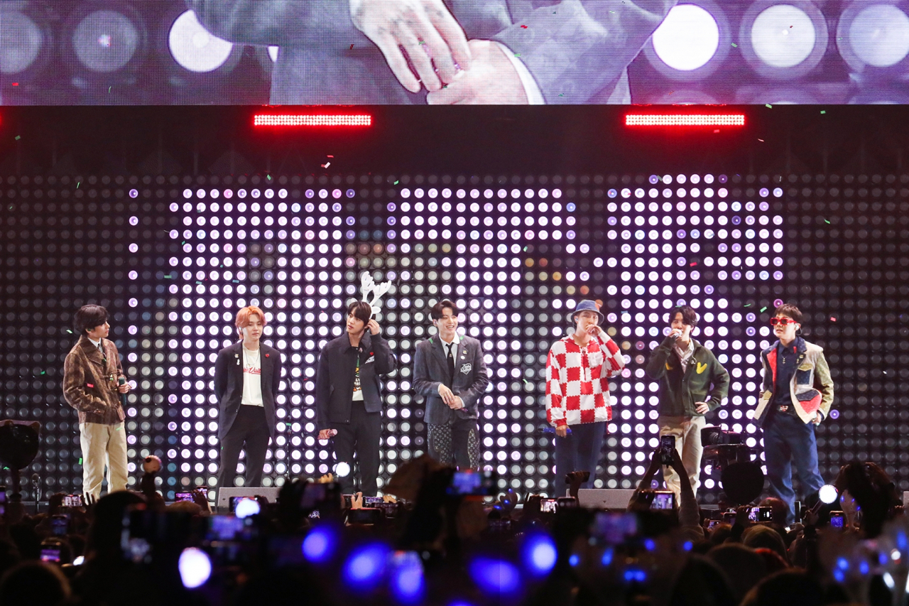 미국 최대 연말 행사 중 하나인 2021 '징글볼 투어'에 참석해 오프닝 무대를 연 방탄소년단 [빅히트뮤직 제공]