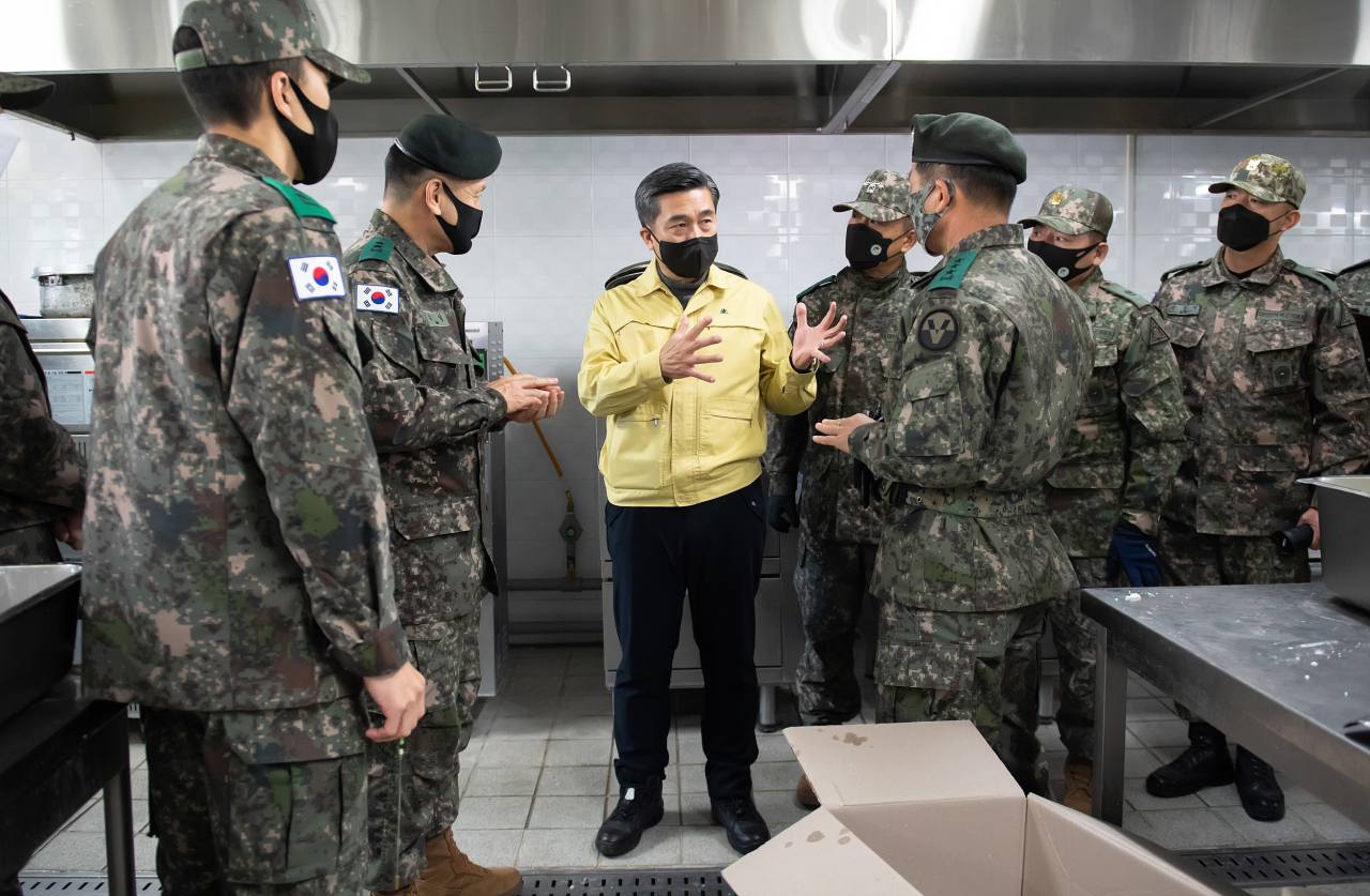 서욱 국방부 장관이 4일 오전 중부 전선 육군 모 부대 신병교육대대를 방문해 코로나19 관련 특별방역 점검을 하고 있다. [국방부 제공]