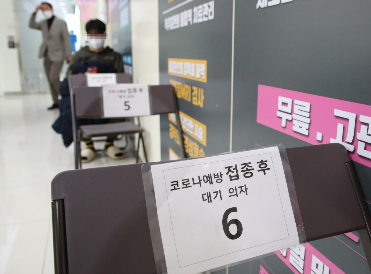 신종 코로나바이러스 감염증(코로나19) 확진자가 연일 최다를 기록하고 변동인 오미크론 국내 확진자도 발생한 가운데, 4일 오전 서울 은평구 청구성심병원에서 백신을 맞은 시민들이 관찰 구역에서 대기하고 있다. [연합]