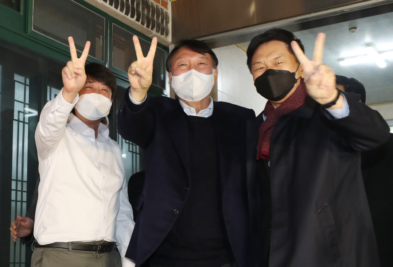 국민의힘 윤석열 대선 후보와 이준석 대표, 김기현 원내대표가 3일 오후 울산시 울주군 한 식당에서 만찬 회동 후 취재진 앞에서 대선 승리를 다짐하며 포즈를 취하고 있다. [연합]