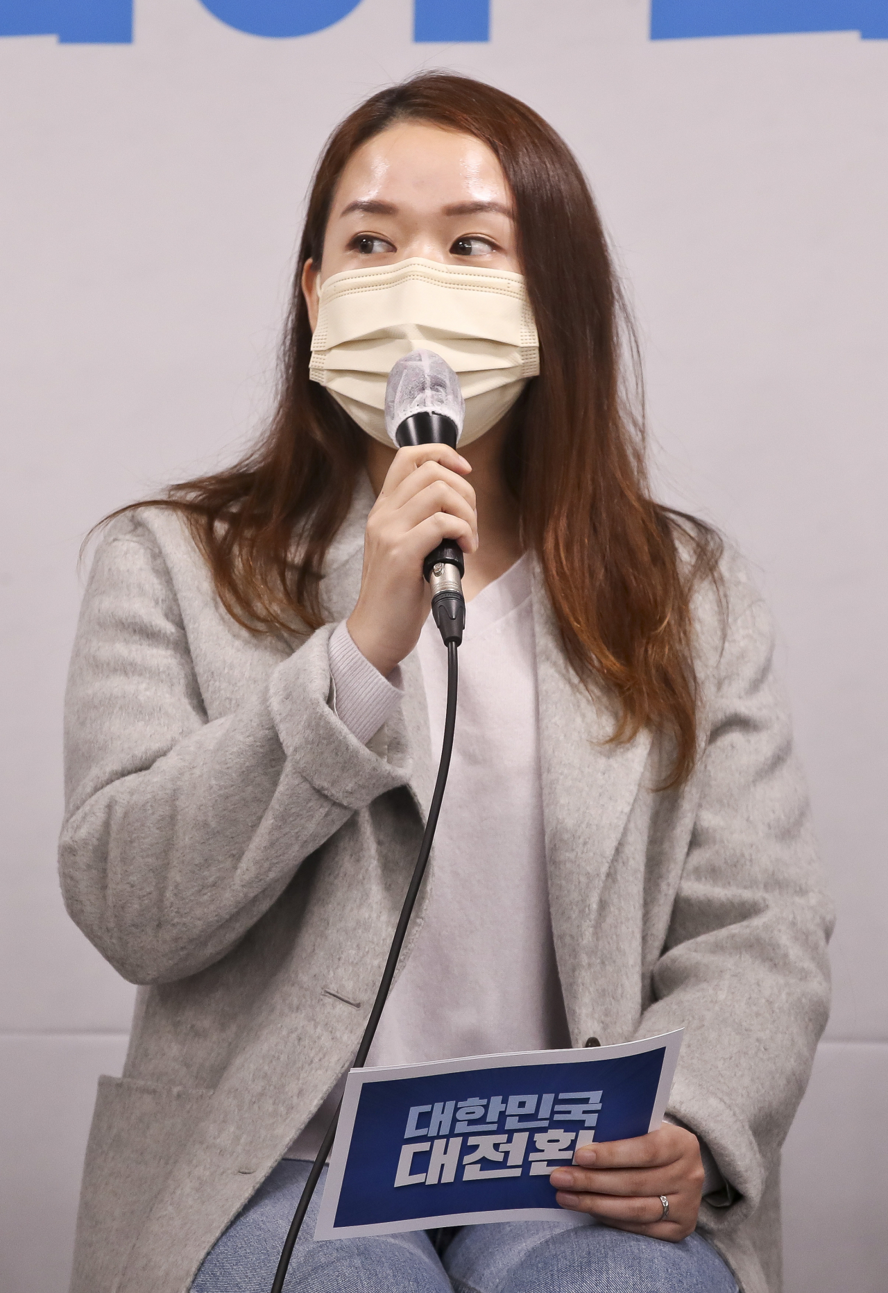 지난 1일 서울 여의도 더불어민주당사에서 열린 이재명 캠프 MZ 세대 청년 과학인재 4명 영입발표에서 최예림 딥러닝 인공지능 연구자가 인사말을 하고 있다. [연합]