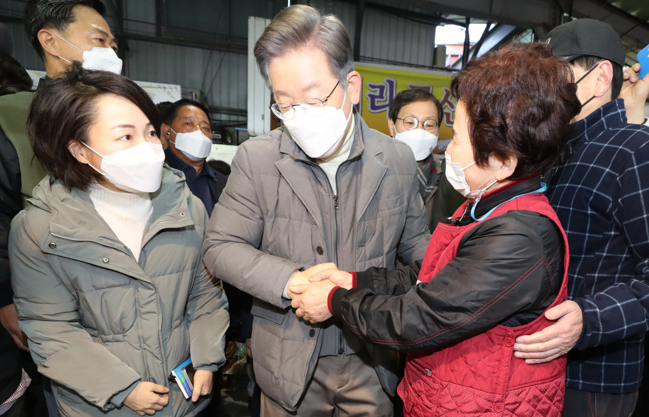 이재명 더불어민주당 대선후보가 5일 전북 정읍시 샘고을시장에서 상인과 대화하고 있다. [연합]