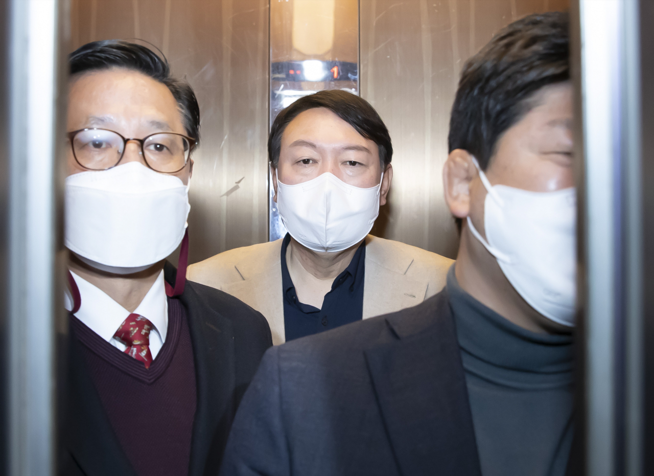 선대위 출범식을 하루 앞둔 5일 오전 윤석열 국민의힘 대선 후보가 서울 여의도 당사로 들어서 승강기에 오르고 있다. [연합]