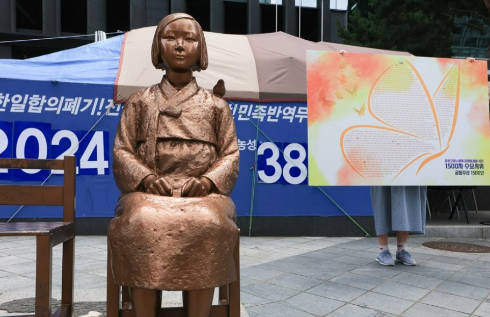 옛 주한일본대사관 앞 일본군성노예제 문제 해결을 위한 정기 수요시위 당시 평화의 소녀상 모습[연합]