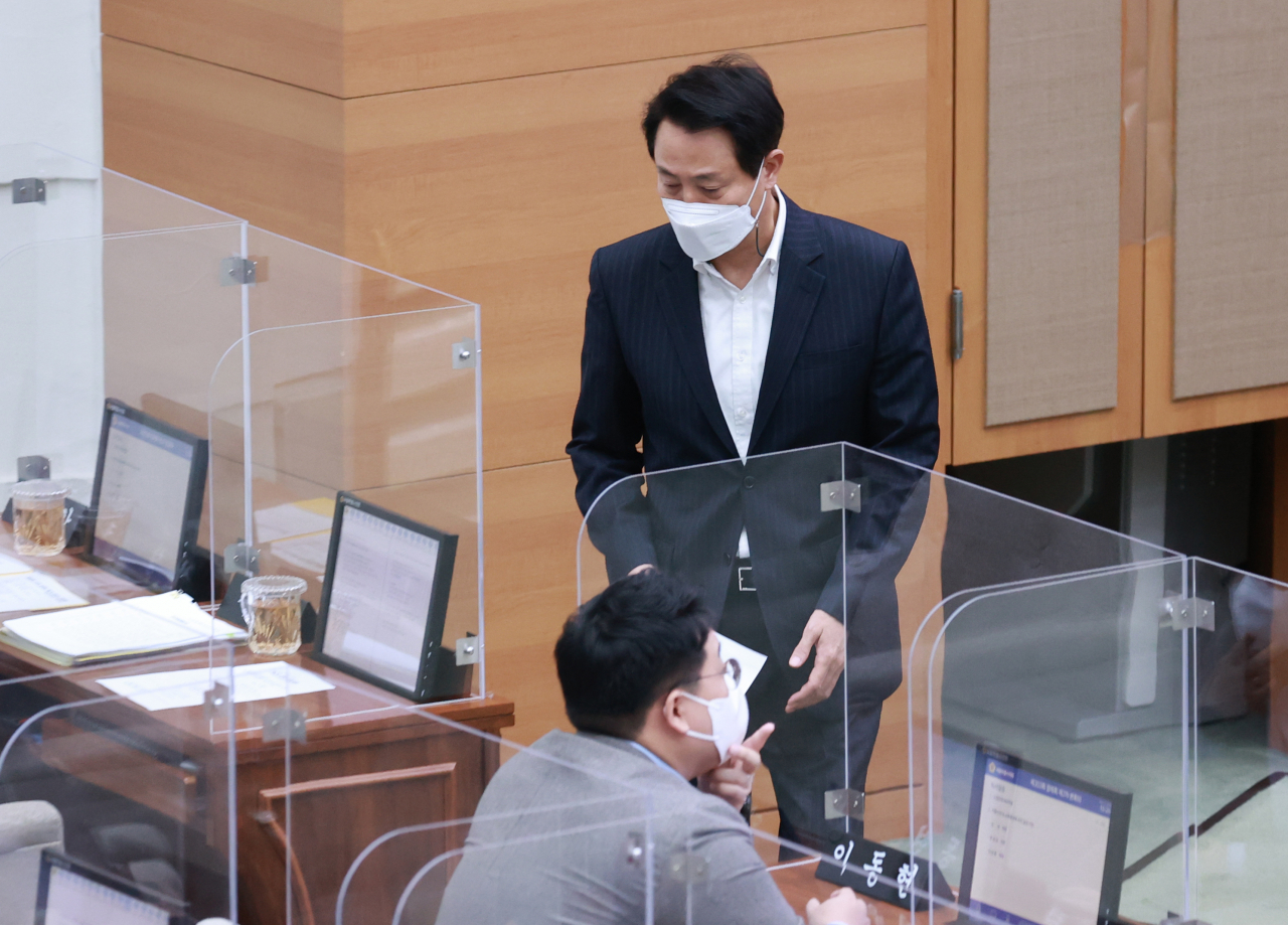오세훈 서울시장이 서울시의회에서 열린 제303회 정례회 2차 본회의에서 김헌동 서울주택도시공사(SH) 신임 사장 소개를 마친 뒤 자리로 돌아가고 있다. [연합]
