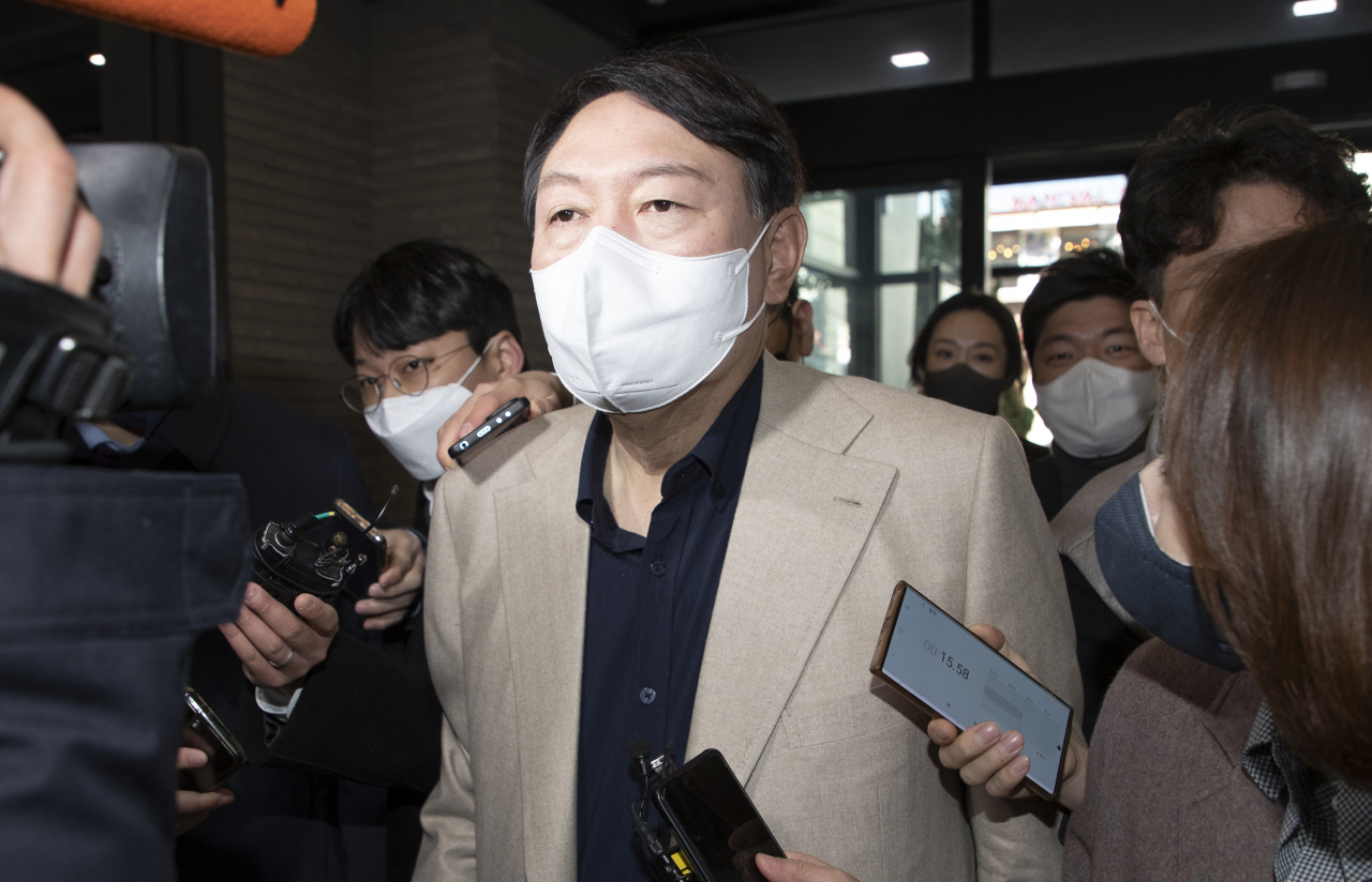 윤석열 국민의힘 대선 후보가 지난 5일 취재진의 질문을 받으며 서울 여의도 당사로 들어서고 있다. [국회 사진기자단]