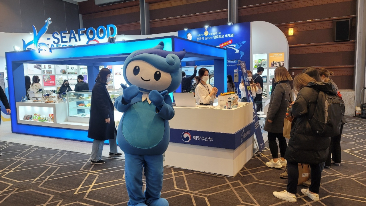 해양수산부 마스코트인 해랑이가 지난달 8일 서울 코엑스 그랜드볼륨에서 해수부, 농식품부, 문체부 등 6개 부처가 합동으로 개최한 K박람회 대한민국 수출수산물 전시관(K-seafood관) 앞에서 관람객들을 맞이하고 있다. [해양수산부 제공]