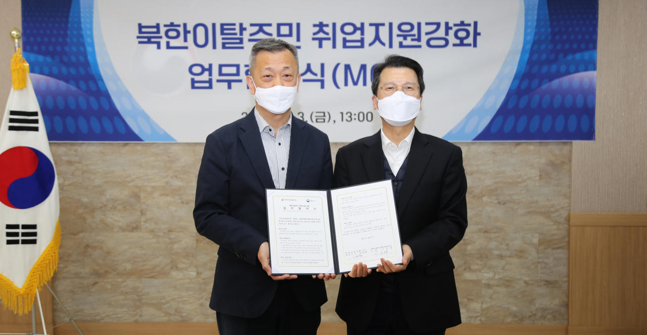 김평환(왼쪽) 한전산업개발 대표와 통일부 북한이탈주민 정착지원사무소(하나원)의 이주태 소장이 지난 3일 강원 화천 제2하나원에서 열힌 북한이탈주민 취업 강화를 위한 업무협약식에 참석, 기념 촬영을 하고 있다. [한전산업개발 제공]