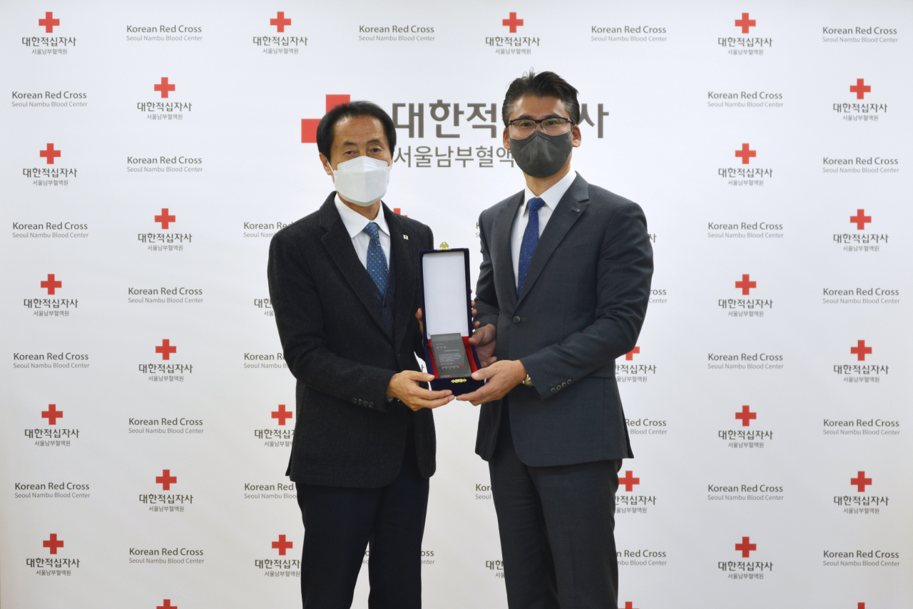 한국체육산업개발㈜ 경영지원실 이병근 실장(오른쪽)이 서울남부혈액원 김영길 원장으로부터 감사패를 받고 있다.