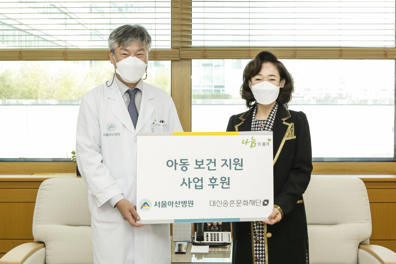 이어룡 대신금융그룹 회장(오른쪽)과 박승일 서울아산병원장이 아동보건지원사업 후원 팻말을 들고 사진을 촬영하고 있다. [대신증권 제공]