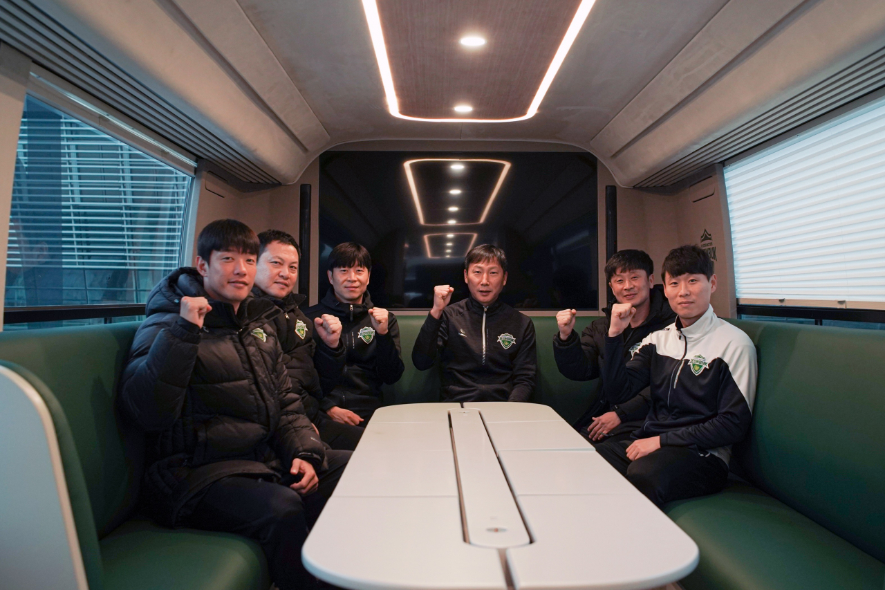 (왼쪽부터)전북 현대 모터스 홍정호 선수, 이운재 코치, 김두현 수석 코치, 김상식 감독, 안재석 코치, 박원재 코치가 유니버스 작전지휘차에서 기념 촬영을 하고 있다. [현대차 제공]