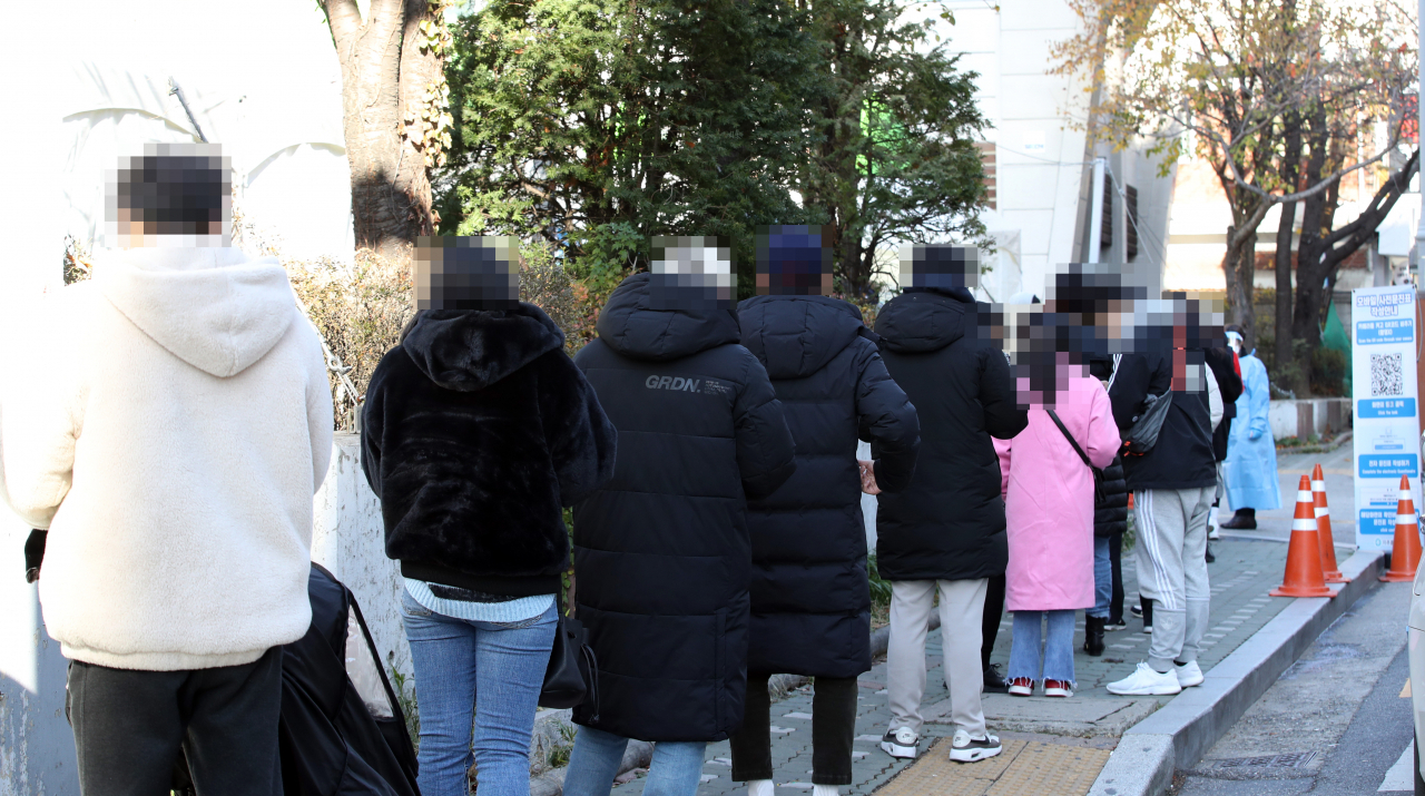 5일 오전 인천시 미추홀구보건소 선별진료소에서 시민들이 검사를 기다리고 있다. [연합]