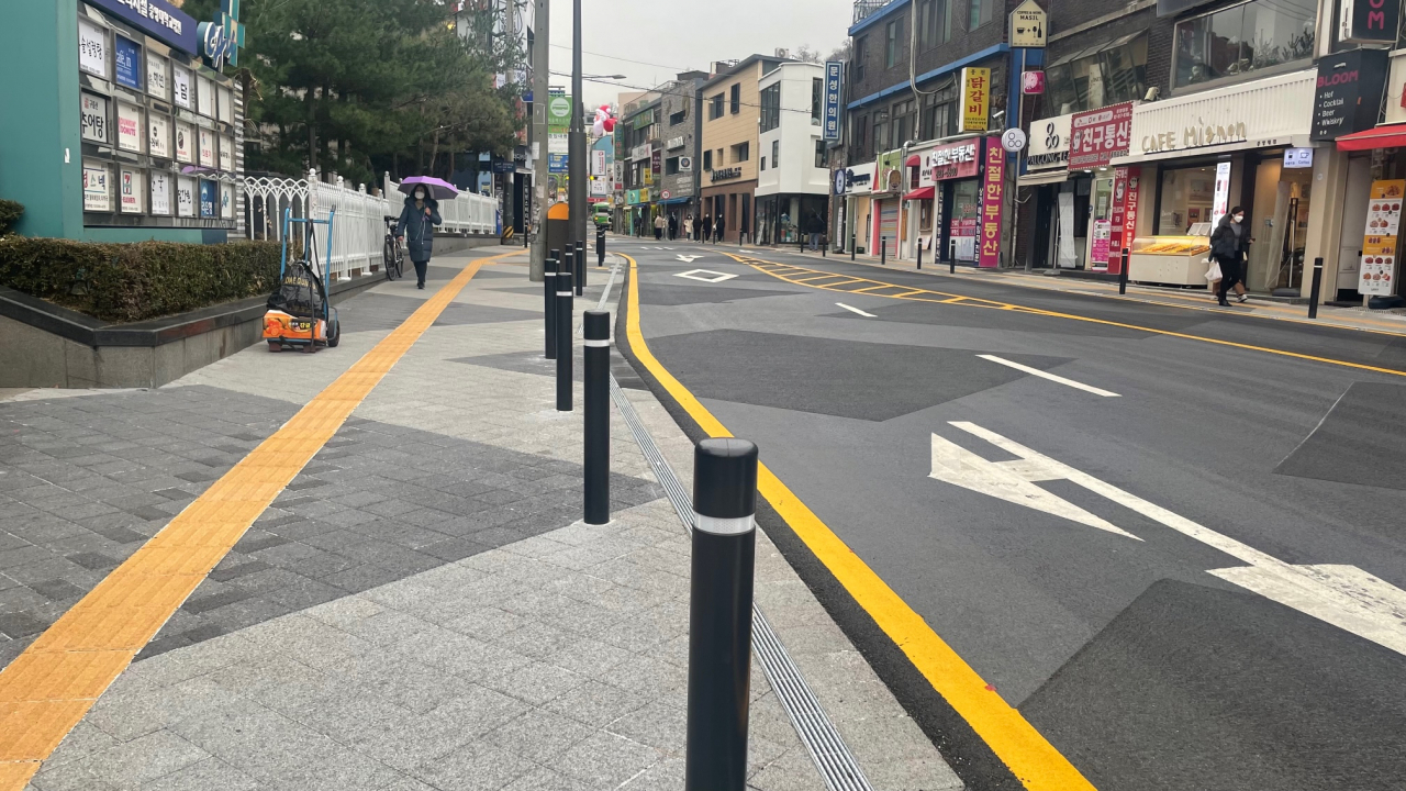 중앙대 학생과 주민들이 주로 이용하는 흑석로 일대 도로가 보행자 중심으로 새롭게 포장돼 있다. [동작구청 제공]