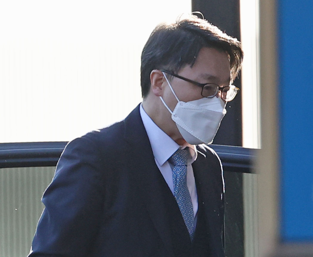 김진욱 고위공직자범죄수사처장이 지난 3일 오전 정부과천청사 내 공수처로 출근하고 있다. [연합]