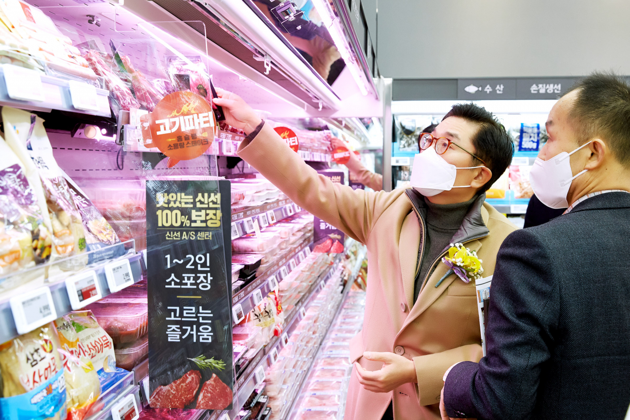 이제훈 홈플러스 사장이 지난달 18일 신규 오픈한 홈플러스 익스프레스 시흥배곧점에서 진열 상품을 살펴보고 있다.[홈플러스 제공]