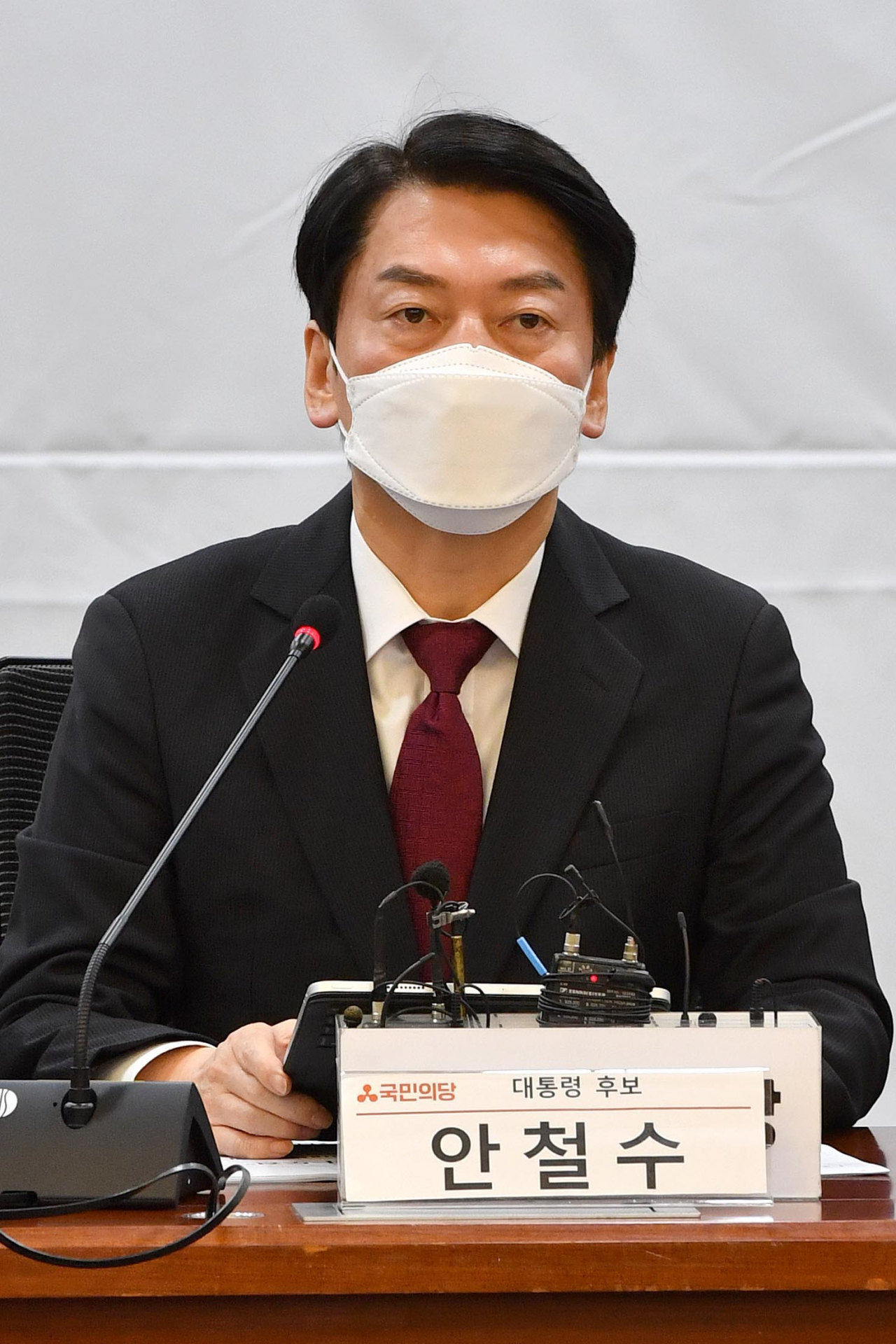 안철수 국민의당 대선후보가 6일 오전 국회 의원회관에서 열린 중앙선거대책위원회의에서 발언하고 있다. [국회사진기자단]