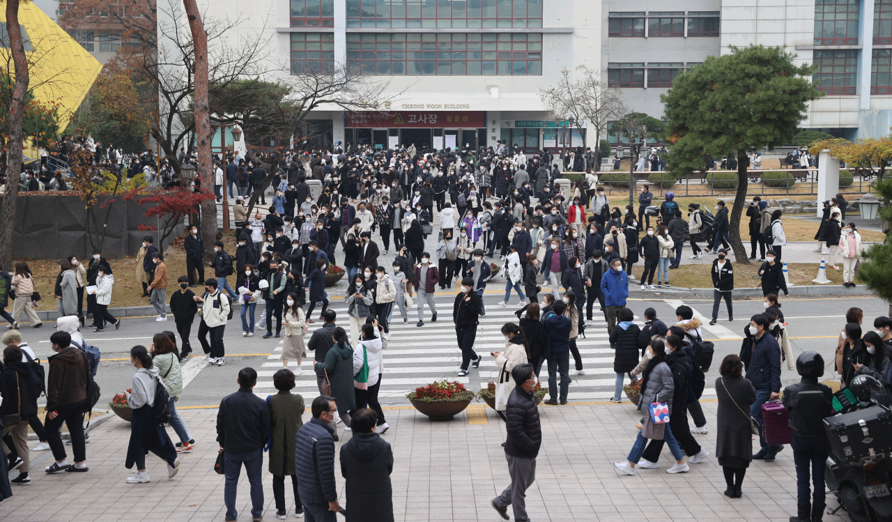 지난달 21일 서울 동대문구 경희대에서 2022학년도 수시모집 논술고사를 마친 수험생들이 고사장을 나서고 있다(사진은 기사 내용과 관련 없음). [연합]