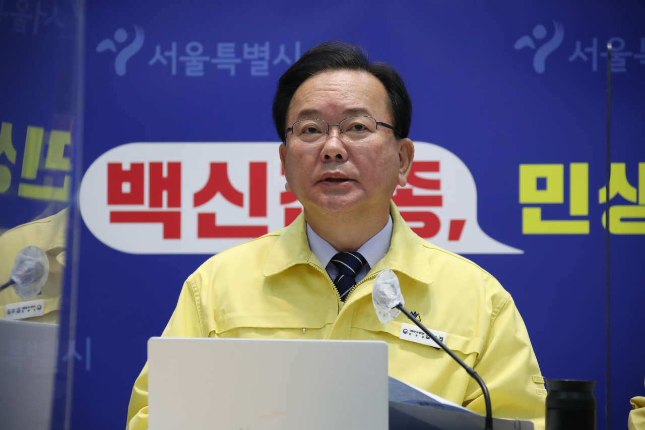 김부겸 국무총리가 3일 서울시청에서 열린 코로나19 대응 중앙재난안전대책본부 회의를 주재하고 있다. [연합]