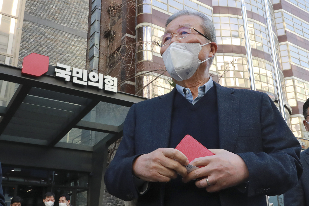 김종인 국민의힘 총괄선대위원장이 지난 5일 서울 여의도 당사를 나서고 있다. [국회 사진기자단]