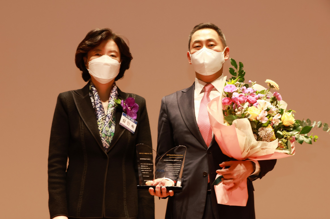 현대캐피탈이 지난 3일 한국기업지배구조원이 주최한 ‘2021년 ESG 우수기업 시상식’에서 금융사 부문 ‘지배구조 우수기업’으로 선정됐다. 목진원 현대캐피탈 대표이사(사진 오른쪽)와 심인숙 한국기업지배구조원장이 기념촬영을 하고 있다. [현대캐피탈 제공]