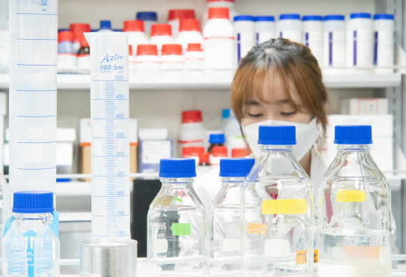 독립바이오제약 연구진이 폐렴백신 관련 연구를 수행하고 있다.[안전성평가연구소 제공]