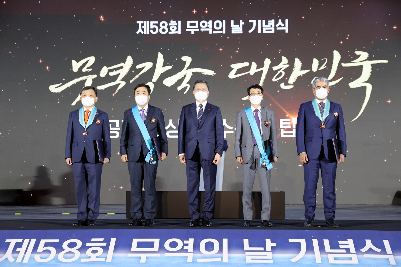 문재인 대통령이 6일 서울 강남구 코엑스에서 열린 제58회 무역의날 기념식에 참석, 금탑훈장을 받은 (주)대창 이영택 본부장(왼쪽에서 두번째)을 비롯한 수상자들과 기념촬영을 하고 있다. [연합]