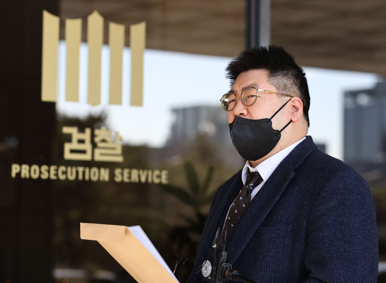 더불어민주당 선대위 법률지원단 양태정 변호사가 지난 3일 오전 서울 서초구 서울중앙지검에서 유튜브채널 가로세로연구소(가세연)의 법인과 운영자 강용석 변호사, 김세의 전 MBC 기자를 공직선거법상 후보자비방, 정보통신망법상 명예훼손 혐의로 고발하기 전 취재진의 질문에 답하고 있다. [연합]