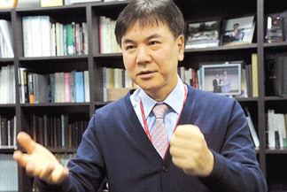 뷰웍스 김후식 대표가 경기 안양 본사에서 새로 개발한 라만 분광기술 기반 광학검사장비에 대해 설명하고 있다. [뷰웍스 제공]