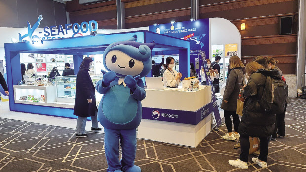 해양수산부 마스코트인 해랑이가 지난달 8일 서울 코엑스 그랜드볼륨에서 해수부, 농식품부, 문체부 등 6개 부처가 합동으로 개최한 K박람회 대한민국 수출수산물 전시관(K-seafood관) 앞에서 관람객들을 맞이하고 있다. [해양수산부 제공]