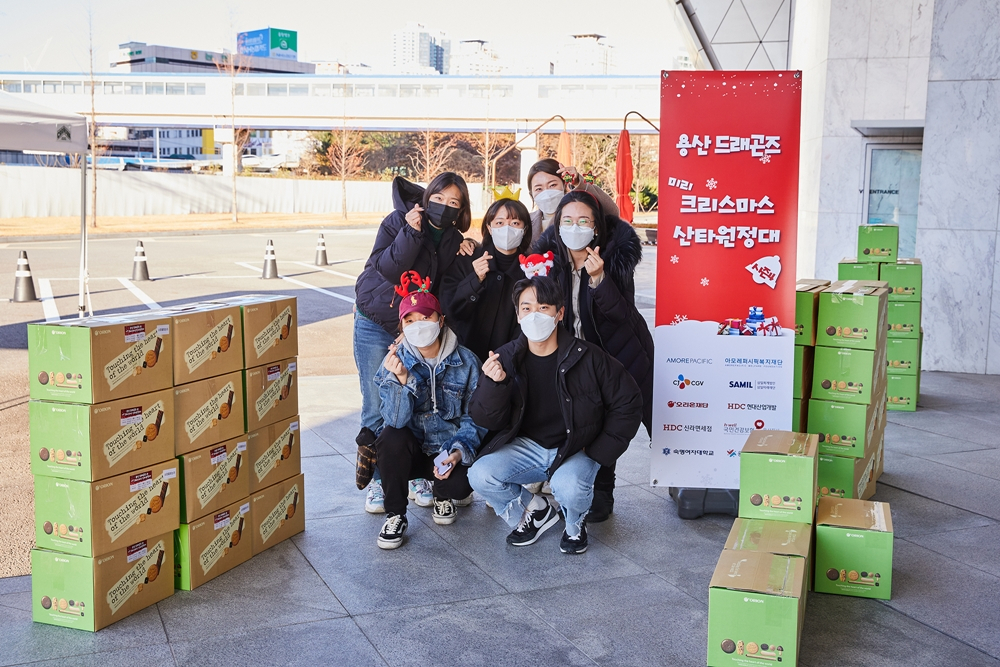 ‘미리 크리스마스 산타 원정대 시즌 4’에 참여한 용산 지역 민·관·학 연합 ‘용산 드래곤즈’ 봉사자들이 기념 촬영을 하고 있다. [HDC현대산업개발 제공]