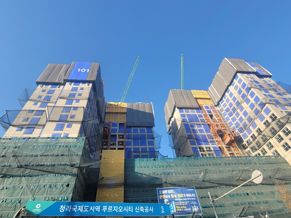 갱폼 인양을 위한 자동화 장비(DSG)를 도입한 청라국제도시역 푸르지오시티 현장 전경 [대우건설 제공]