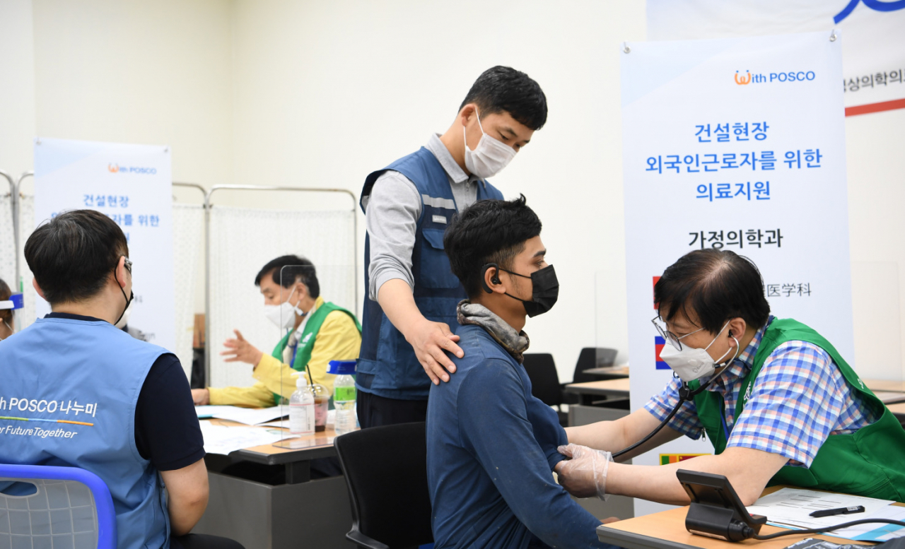 포스코건설이 지난 6월 인천십정2구역 건설현장에서 외국인근로자에게 의료 봉사활동을 펼쳤다.