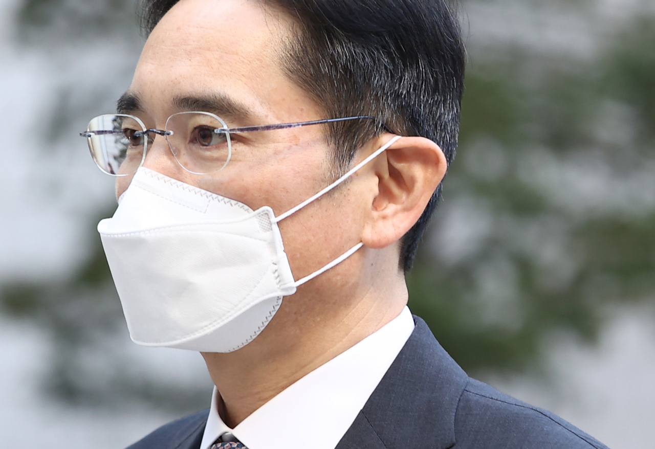 이재용 삼성전자 부회장이 6일 서울 서초동 서울중앙지법에서 열리는 회계부정, 부당합병 의혹 관련 1심 속행 공판에 출석하고 있다. [연합]