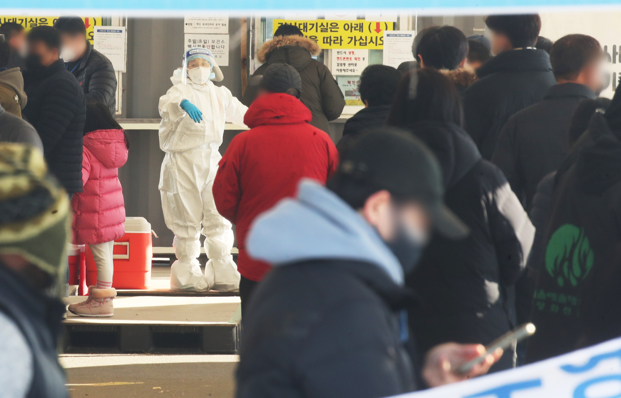 6일 오전 경기도 안산시 단원보건소 임시선별검사소가 신종 코로나바이러스 감염증(코로나19) 검사를 받으려는 시민들로 붐비고 있다. [연합]