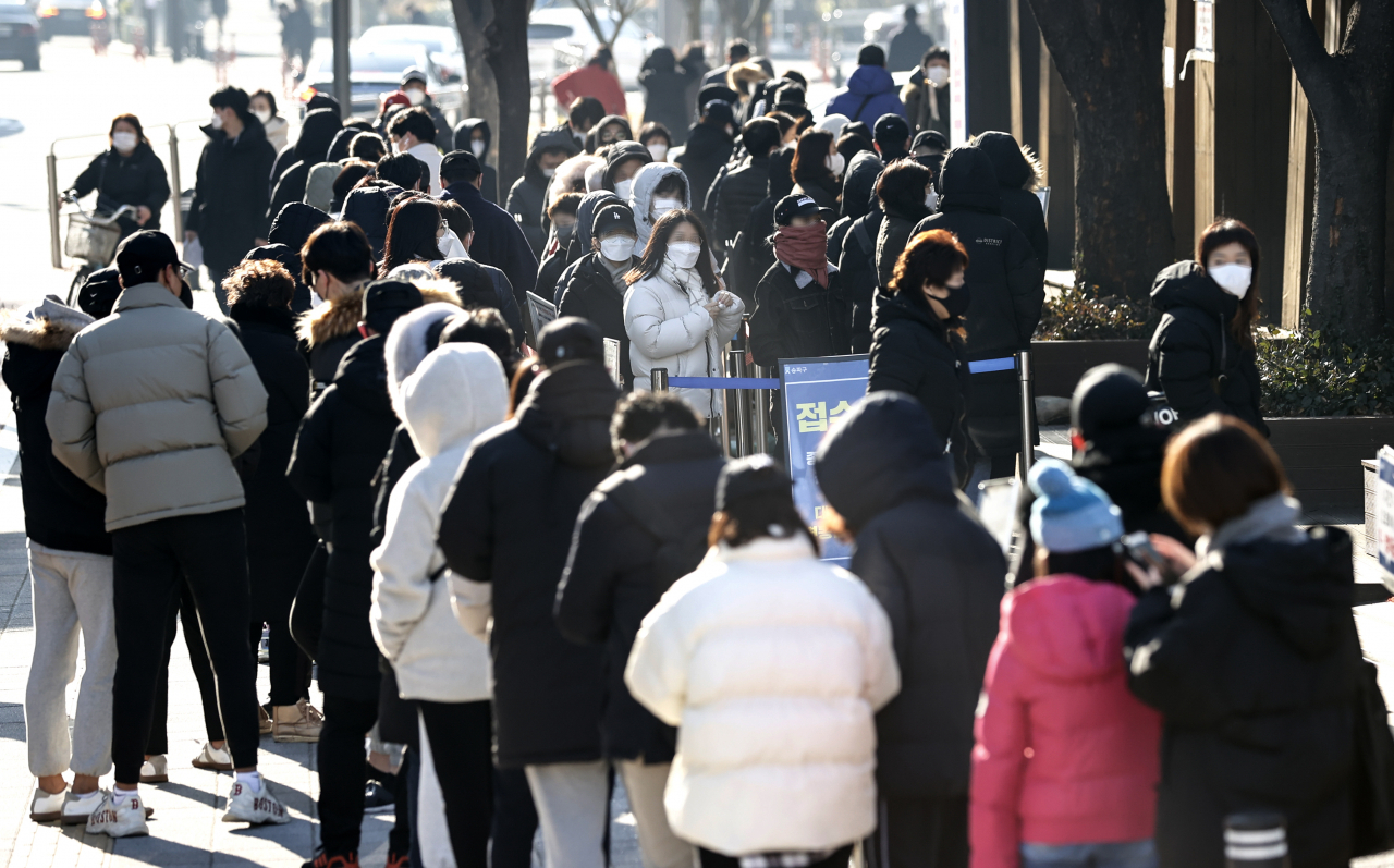 코로나19 신규 확진자 4325명을 기록한 지난 6일 오전 서울 송파보건소 선별진료소 주변에서 시민들이 검사를 받기 위해 줄을 서 있다. [연합]