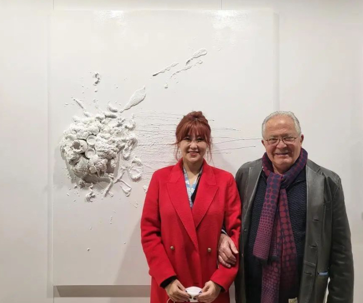 가수 겸 화가 솔비(왼쪽)가 스페인 바르셀로나에서 선보인 작품 앞에서 포즈를 취하고 있다. [솔비 인스타그램 캡처]
