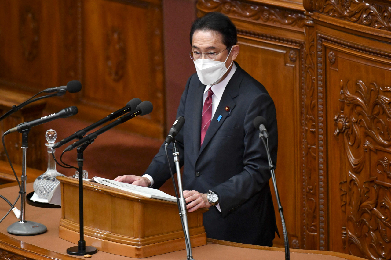 기시다 후미오(岸田文雄) 일본 총리가 6일 추가경정(보정)예산안 심의를 위해 개원한 임시국회 소신표명 연설에서 외교 분야 과제를 거론하면서 “중요한 이웃나라인 한국에는 우리나라(일본)의 일관된 입장에 근거해 계속해서 적절한 대응을 강하게 요구하겠다”고 말했다. [AFP]