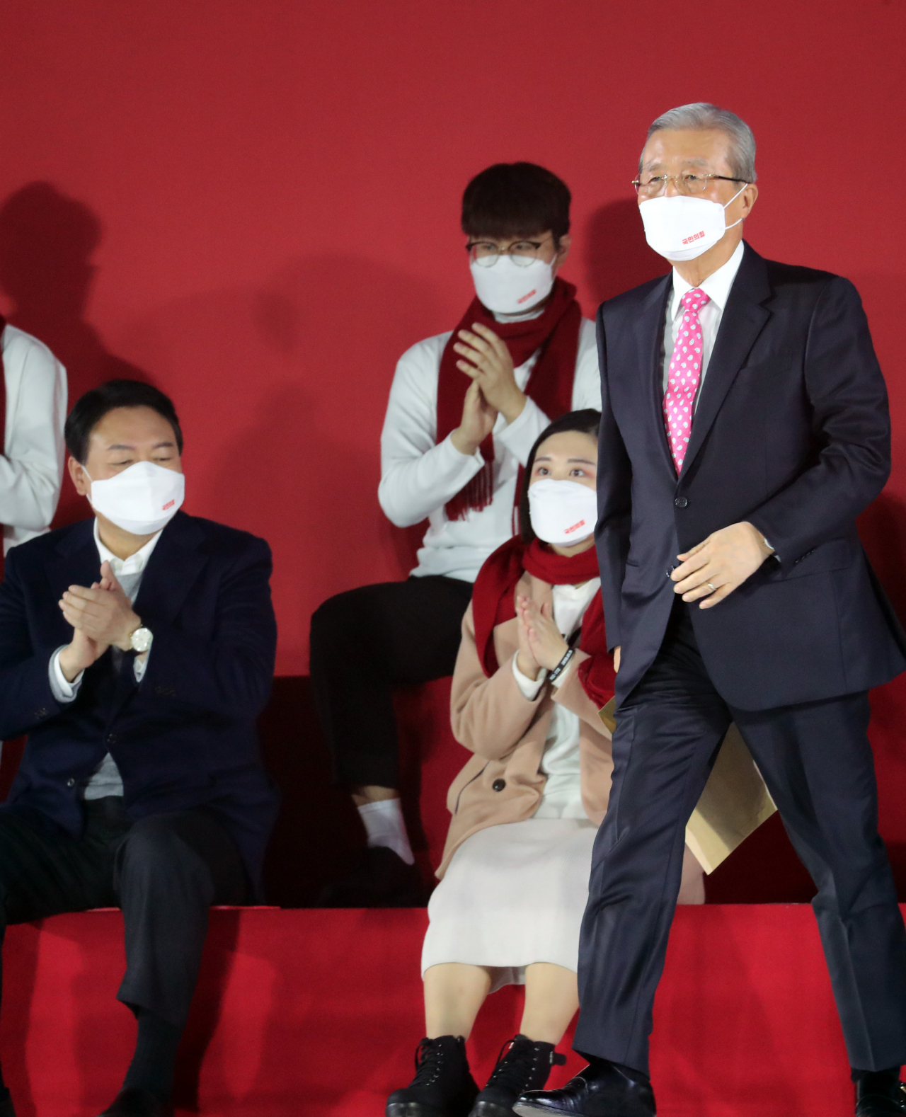 6일 오후 서울 송파구 올림픽 공원 KSPO돔에서 열린 국민의힘 중앙선거대책위원회 출범식에서 김종인 총괄선대위원장이 연설을 위해 단상으로 이동하고 있다. [연합]